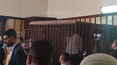 لحظة وصول المتهم محمد سمير قاتل خطيبته ببورسعيد إلى قاعة المحاكمة | صور 