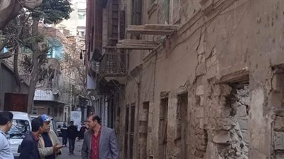 رئيس حي جنوب الجيزة يفحص إزالة 7 مبان آيلة للسقوط | صور