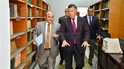 رئيس جامعة عين شمس يجري جولة تفقدية بكلية الحقوق |صور 
