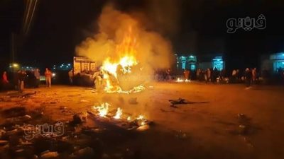 اشتعال النيران في سيارة نقل بطريق المحلة وإصابة السائق | صور