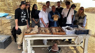 مسئولو دار الأزياء الفرنسية ديور وعدد من المؤثرين والمدونين في زيارة لآثار سقارة