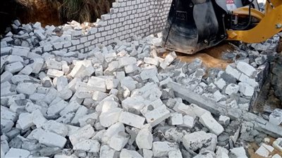 هدم منزل مخالف في مركز القصاصين بالإسماعيلية| صور