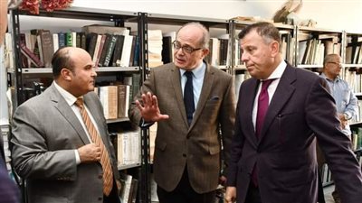 رئيس جامعة عين شمس يتفقد كلية الحقوق