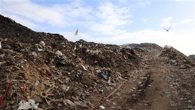 قمامتك مصدر رزقهم، فيتو ترافق أهالي منشأة ناصر في رحلة إعادة تدوير البلاستيك (فيديو)