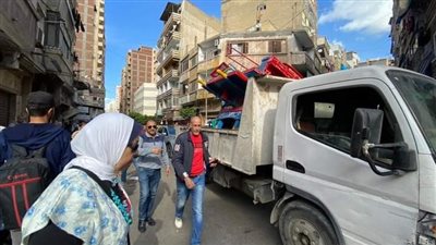 رئيس حي شرق الإسكندرية تقود حملة مكبرة بمحور المحمودية وشارع الجواهر