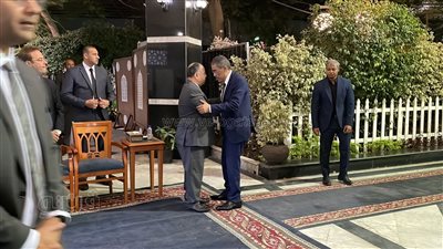 نقيب الصحفيين يؤدي واجب العزاء في وفاة والدة زوجة وزير المالية |صور 