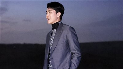 اوه سيهون ينشغل بتصوير الأهرامات بهاتفه عن إجراء اللقاءات التلفزيونية | فيديو