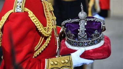 لماذا تم نقل تاج الملوك من برج لندن؟
