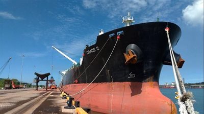 إعادة فتح ميناء السويس البحري بعد تحسن الأحوال الجوية واستقرار حركة الرياح 