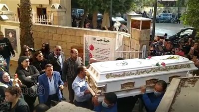وصول جثمان مفيد فوزي للكنيسة وانهيار ابنته بالبكاء| فيديو