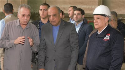 وزير قطاع الأعمال العام يتفقد شركتي النصر للمواسير والسيارات بحلوان