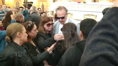 ميرفت أمين تصل كنيسة المرعشلي لحضور جنازة مفيد فوزي| فيديو