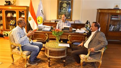 محافظ أسيوط يناقش الموقف التنفيذي لـ36 مشروعا لمياه الشرب والصرف الصحي 