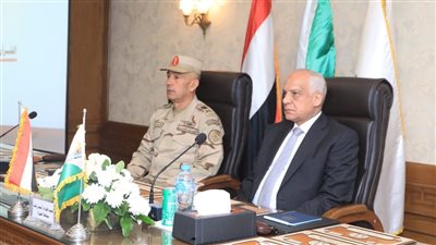  محافظ الجيزة يكرم أسر شهداء القوات المسلحة | صور