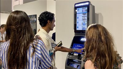 ماكينة ATM تعرض رصيدك ووجهك على شاشة كبيرة | فيديو وصور