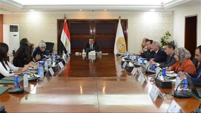 وزير التنمية المحلية يرأس اجتماع لجنة التسيير الخاصة بمشروع أيادي مصر 