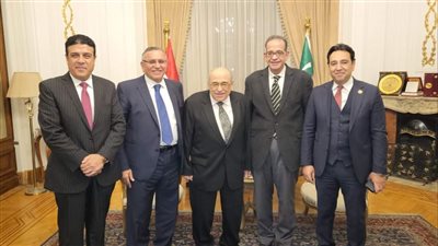 رئيس الوفد يكرم مصطفى الفقي ويمنحه منصب الرئيس الشرفي بالحزب