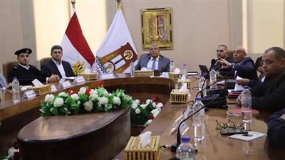 محافظ الوادي الجديد يبحث إنشاء مركز السيطرة الموحد للطوارئ