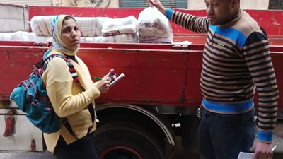 تموين العجمى بالإسكندرية تضبط سيارة نقل محملة بالسكر التموينى قبل بيعه بالسوق السوداء