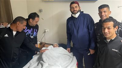 الجهاز الفني واللاعبون يؤازرون مدافع السكة الحديد بعد عملية الرباط الصليبي