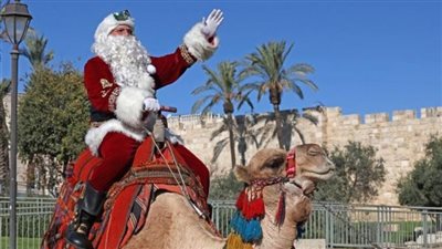 بابا نويل الفلسطيني ينشر البهجة بالشوارع | صور 