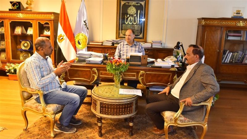 اجتماع محافظ أسيوط