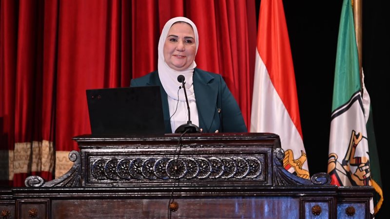 نيفين القياج وزيرة