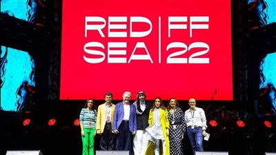 حسين فهمي يشاهد النسخة المرممة من 