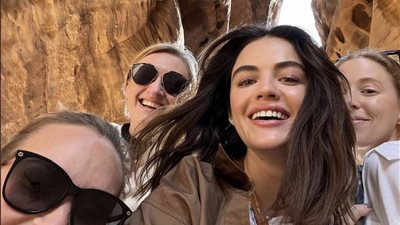 لوسي هيل تستمتع بوقتها في جبل العلا بالسعودية | فيديو وصور