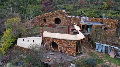 مهندس لبناني يبني لنفسه منزلًا صديقًا للبيئة صور