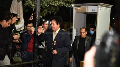 وصول أحمد قذاف الدم ورانيا فريد شوقي إلى عزاء مفيد فوزي بالفيديو والصور