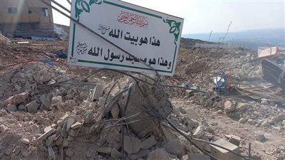 القوات الإسرائيلية تهدم مسجدا في الخليل بالصور