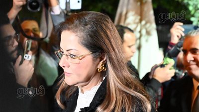 وزيرة التخطيط وزكريا عزمي ونبيلة عبيد في عزاء مفيد فوزي بالفيديو والصور 