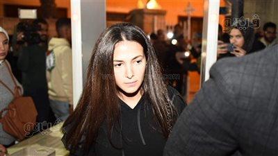 دنيا سمير غانم برفقة زوجها رامي رضوان فى عزاء الإعلامي مفيد فوزي |صور