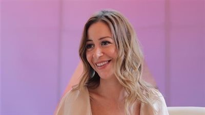 أشرف زكي ينهي جدل استبدال منة شلبي بـ غادة عادل في مسرحة 