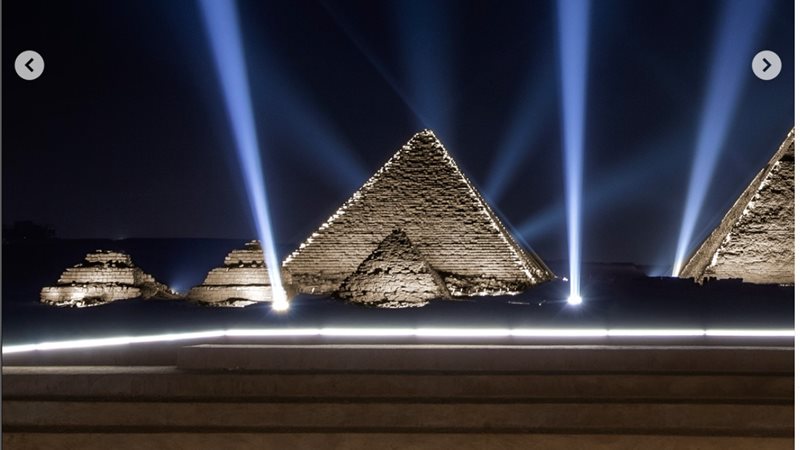 الأهرامات في عرض