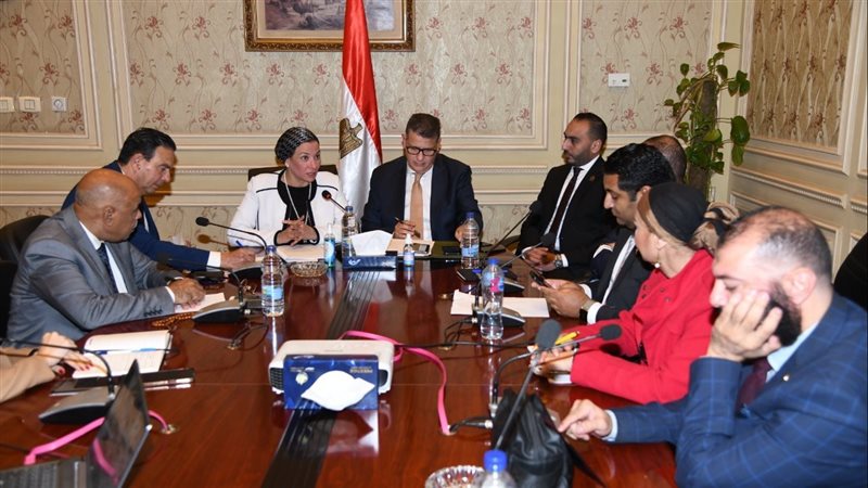 وزيرة البيئة باجتماع