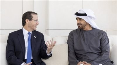 لحضور حوار أبوظبي للفضاء.. محمد بن زايد يستقبل الرئيس الإسرائيلي