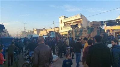 مدرعة تركية تدهس امرأة وطفلها فى سوريا فيديو