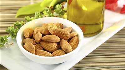 أهم فوائد زيت اللوز الحلو للبشرة، يقاوم التجاعيد وينظف البشرة بعمق