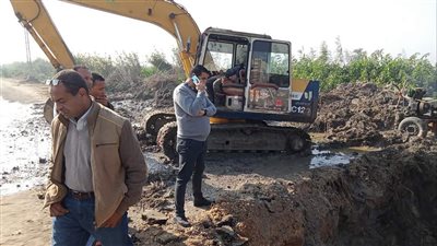 رئيس مدينة التل الكبير يتابع إصلاح كسر خط المياه الرئيسي بالصور