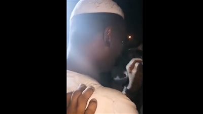 بكى فأبكى العالم.. طبيب يودع زوجته وأبناءه بعد مقتلهم بكلمات مؤلمة بالفيديو