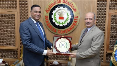 محافظ الدقهلية يكرم السكرتير العام بعد نقله لـ بني سويف