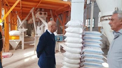 غلق مصنعين للمعجنات وضبط 21 طن دقيق منتهى الصلاحية بالشرقية