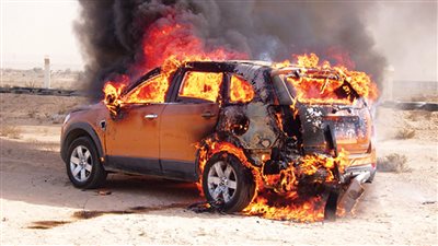 تفحم سيارة التهمتها النيران على محور 26 يوليو