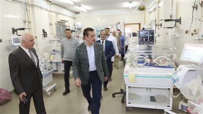 محافظ المنوفية يحيل 25 طبيبا وممرضا وإداريا للتحقيق 