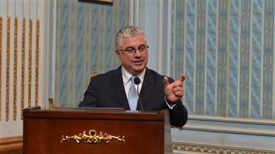 رئيس اقتصادية قناة السويس يناقش مستجدات مشروعات الهيئة 