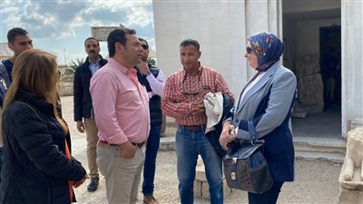 رئيس حي غرب الإسكندرية تستقبل رئيس دولة غواتيمالا السابق خلال زيارته لآثار كوم الشقافة