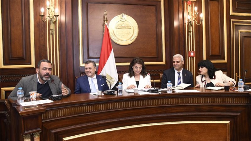 وزير السياحة باجتماع