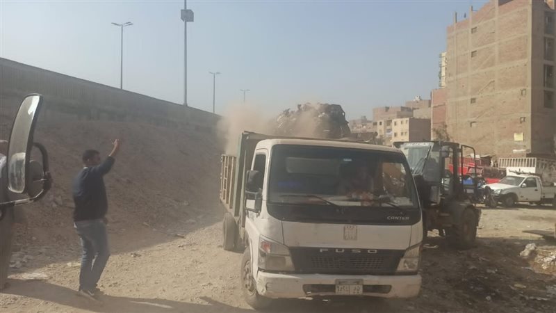 رفع مخلفات في حملة